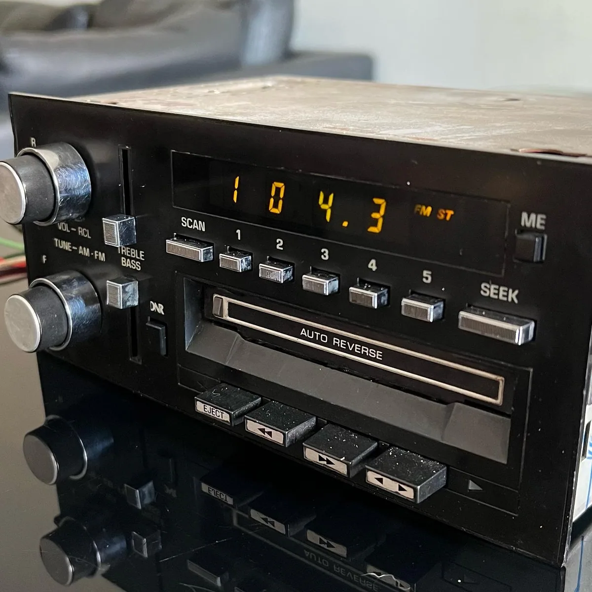 Radio de auto clásico en el taller